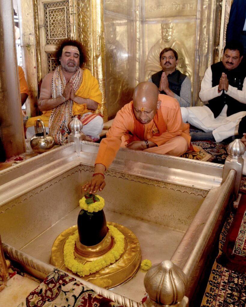 मुख्यमंत्री ने किया बाबा विश्वनाथ का दर्शन-पूजन 