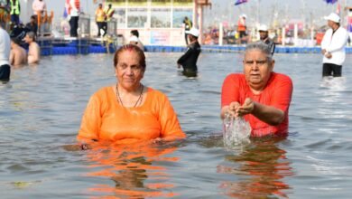 उपराष्ट्रपति ने त्रिवेणी संगम में लगाई पावन डुबकी, कहाः धन्य हुआ जीवन