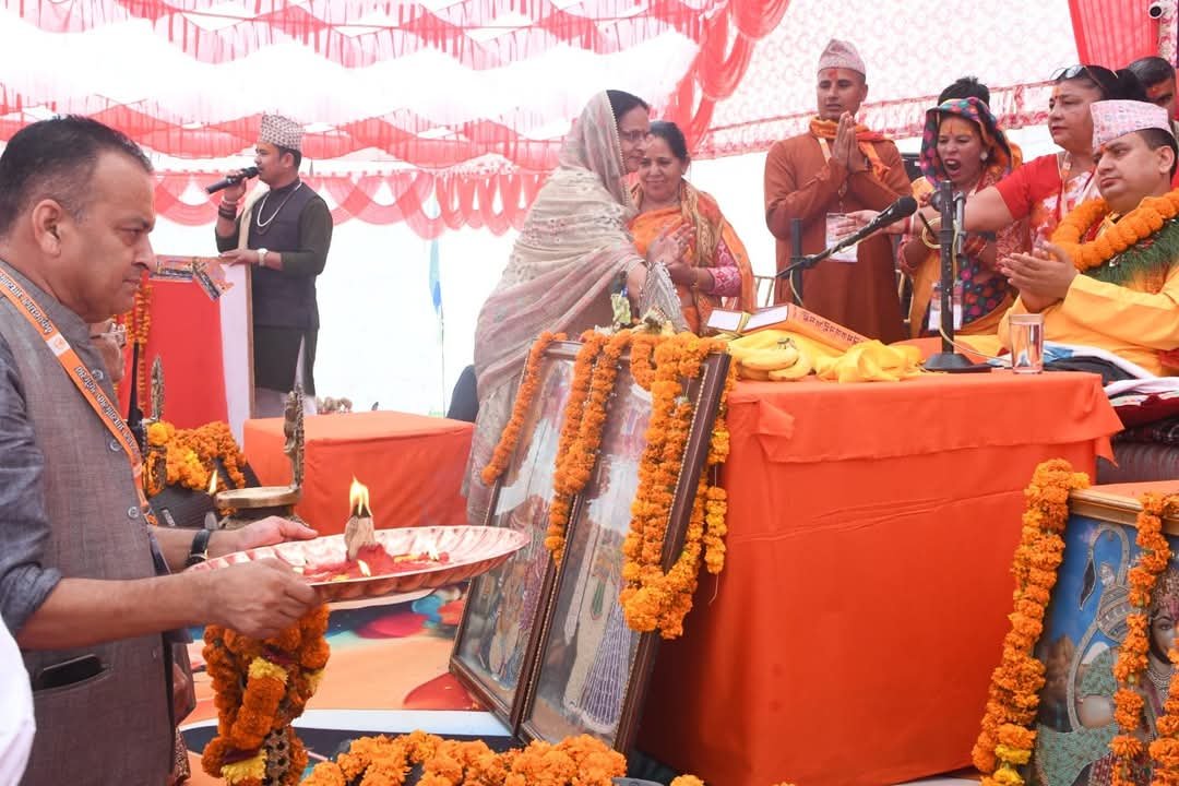गंगा जल और संगम की माटी नेपाल के लिए अमूल्य धरोहर, माथे पर लगाया, भारत से अपने घर भी ले जा रहे