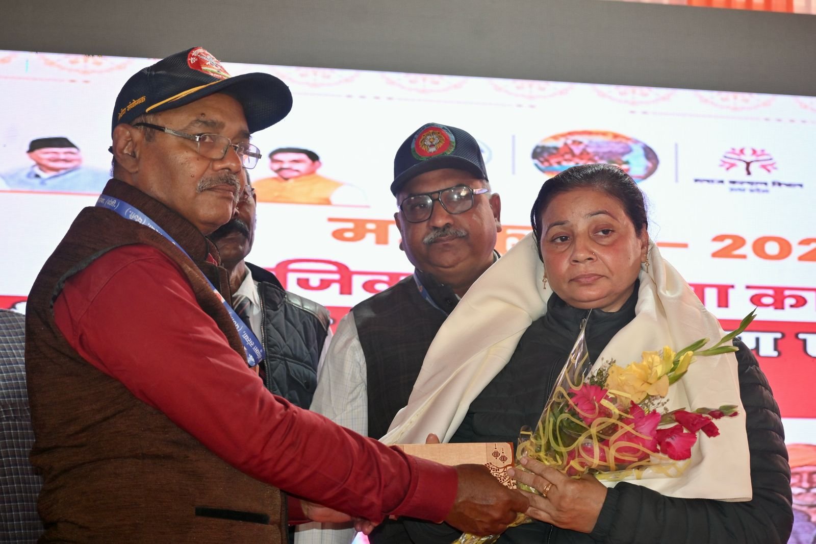 महाकुम्भ 2025 में पूर्व सैनिकों और वीर नारियों का सम्मान कर देशभक्ति की भावना को प्रबल किया गया