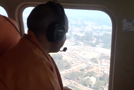 एरियल सर्वे कर सीएम योगी ने महाकुम्भ में श्रद्धालुओं के सुगम आवागमन का लिया जायजा