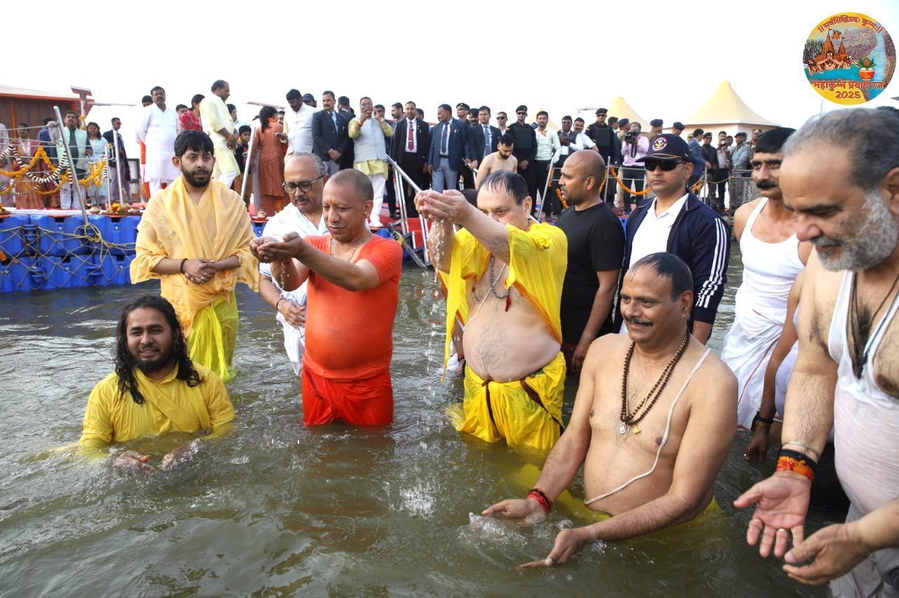 जेपी नड्डा ने परिवार समेत किया त्रिवेणी संगम में स्नान, सीएम योगी भी रहे संग