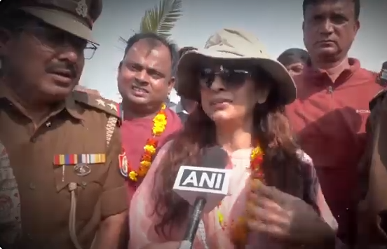 बॉलीवुड एक्ट्रेस ने त्रिवेणी संगम में लगाई पुण्य की डुबकी, अविस्मरणीय अनुभव के लिए पुलिस व प्रशासन का किया धन्यवाद