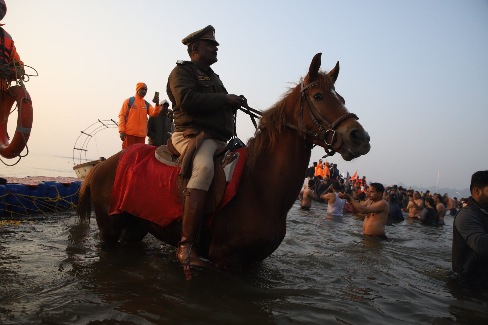 पवित्र संगम में जल पुलिस के साथ गोताखोर/डीप डाइवर की नियुक्ति कर श्रद्धालुओं की सुरक्षा के कड़े प्रबन्ध किये गये।संगम क्षेत्र व अन्य स्नान घाटों का एसडीआरएफ/एनडीआरएफ/फ्लड कम्पनी के जवानों द्वारा निरंतर किया गया भ्रमण.