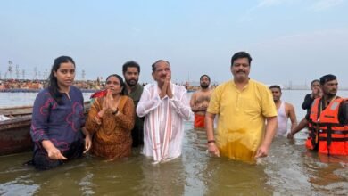 तीर्थराज प्रयागराज के त्रिवेणी संगम में पूर्व उपराष्ट्रपति ने परिवार समेत लगाई डुबकी