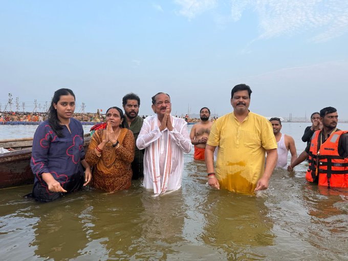 तीर्थराज प्रयागराज के त्रिवेणी संगम में पूर्व उपराष्ट्रपति ने परिवार समेत लगाई डुबकी