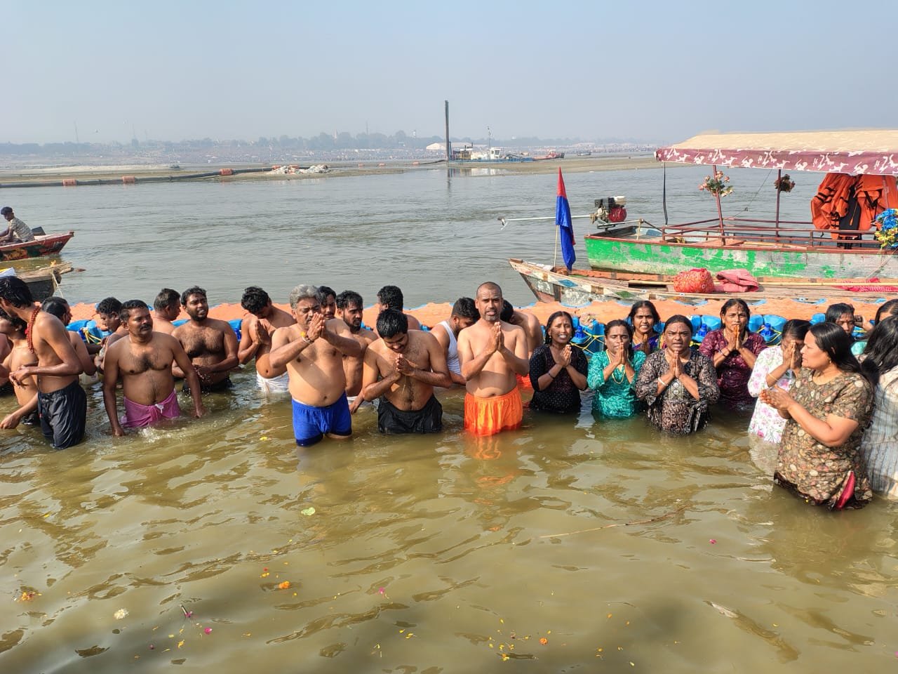 त्रिवेणी संगम के पावन जल में लगाई पुण्य की डुबकी, बोले- महाकुम्भ देश की एकता और समरसता का आधार
