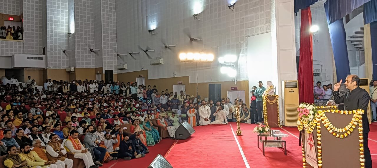 बीएचयू में संगोष्ठी, कहा- बार-बार चुनाव से विकास कार्य होते हैं बाधित.पीएम मोदी की सरकार ने देश में दी स्थिरता, भारत आगे बढ़ रहा है.