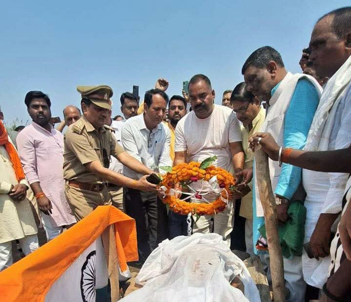 राजकीय सम्मान के साथ सरयू तट पर हुआ दाह-संस्कार, बड़े पुत्र विवेक ने दी मुखाग्नि