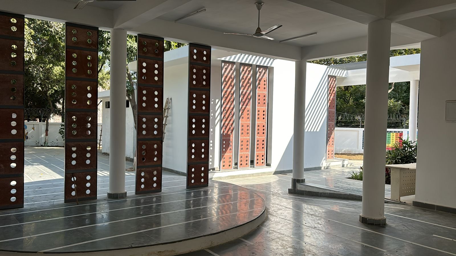 ग्रेटर नोएडा में 1.30 करोड़ की लागत से बना स्मार्ट स्कूल