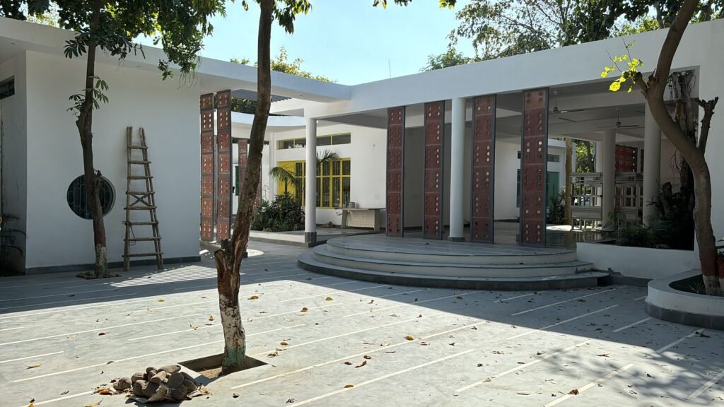 आधुनिक सुविधाओं से लैस इस विद्यालय में होगी स्मार्ट क्लासरूम, डिजिटल बोर्ड जैसी सुविधाएं.ग्रेटर नोएडा में 1.30 करोड़ की लागत से बना स्मार्ट स्कूल.