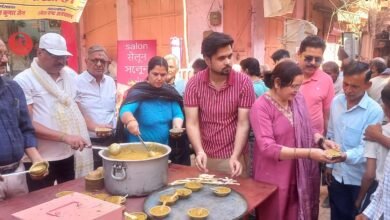 संकल्प अन्नक्षेत्र द्वारा नवरात्र की पूर्व संध्या पर श्रद्धालुओं में किया गया प्रसाद वितरण