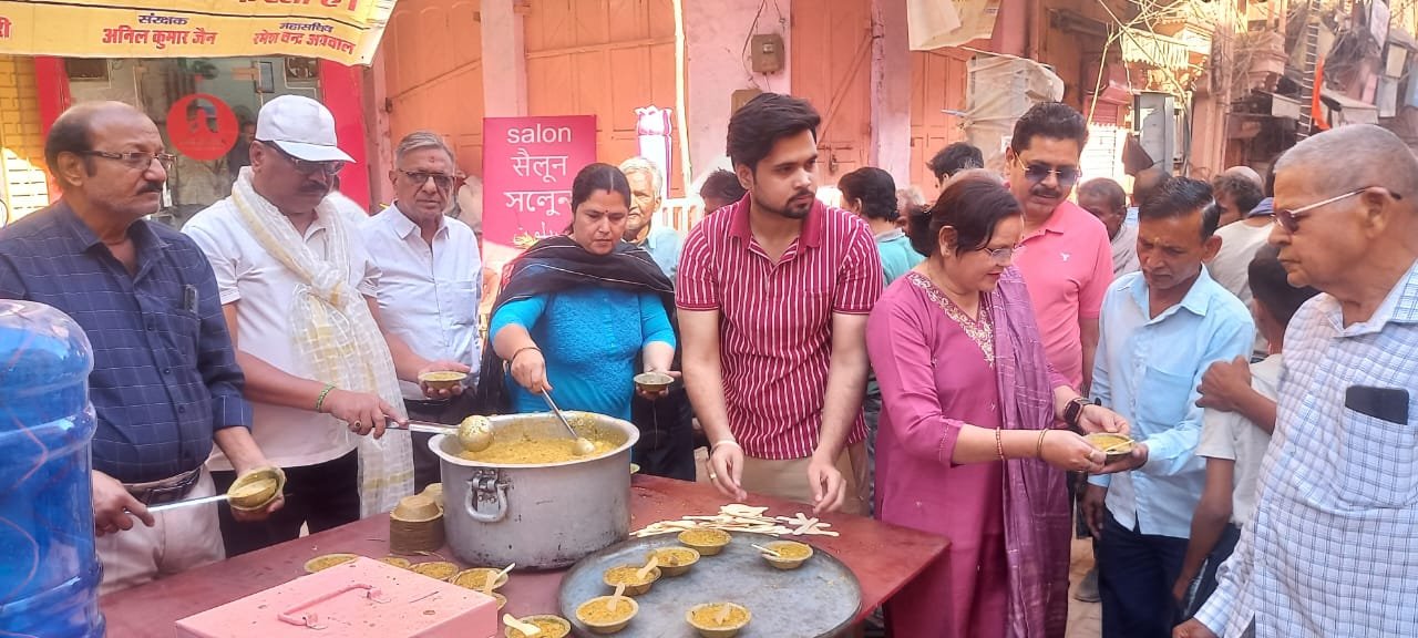 संकल्प अन्नक्षेत्र द्वारा नवरात्र की पूर्व संध्या पर श्रद्धालुओं में किया गया प्रसाद वितरण