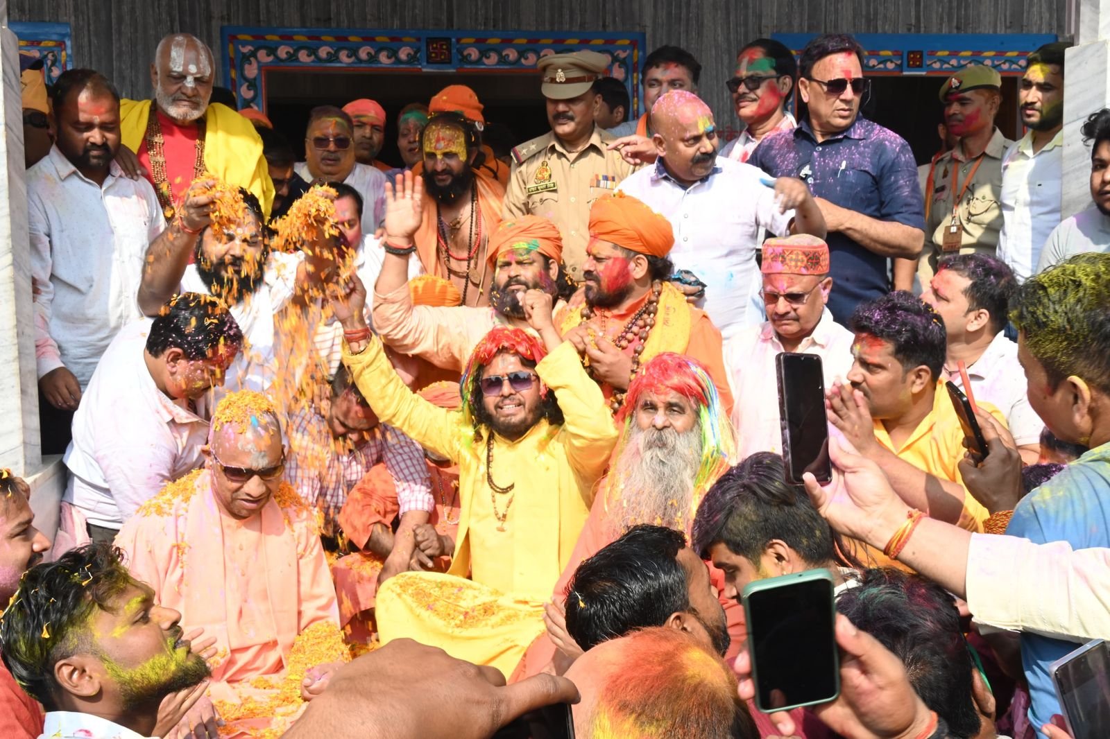 गोरखनाथ मंदिर में मुख्यमंत्री ने लिया फाग का आनंद