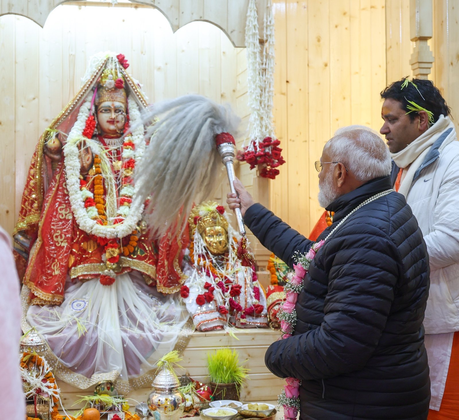 उत्तराखंड के हर्षिल पहुंचे पीएम मोदी, मुखीमठ में की मां गंगा की पूजा-अर्चना