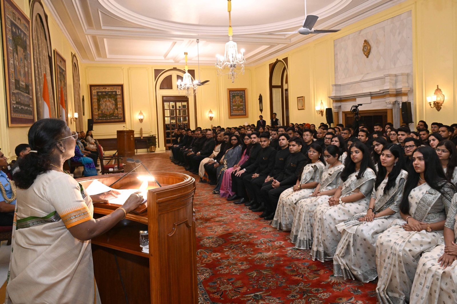 अधिकारियों की नीति और कार्यों का उद्देश्य सभी का विकास होना चाहिए: मुर्मु