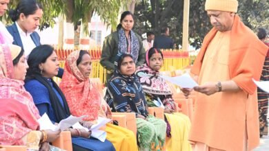 सीएम योगी ने जनता दर्शन में सुनीं 200 से अधिक लोगों की समस्याएं