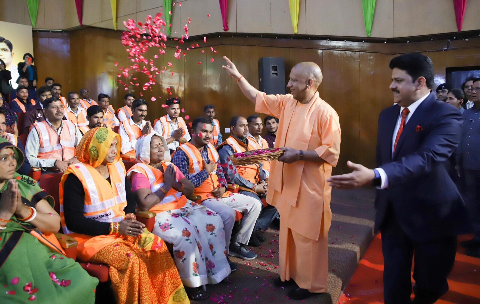 सफाई कर्मचारियों के सम्मान समारोह में पहुंचे सीएम योगी