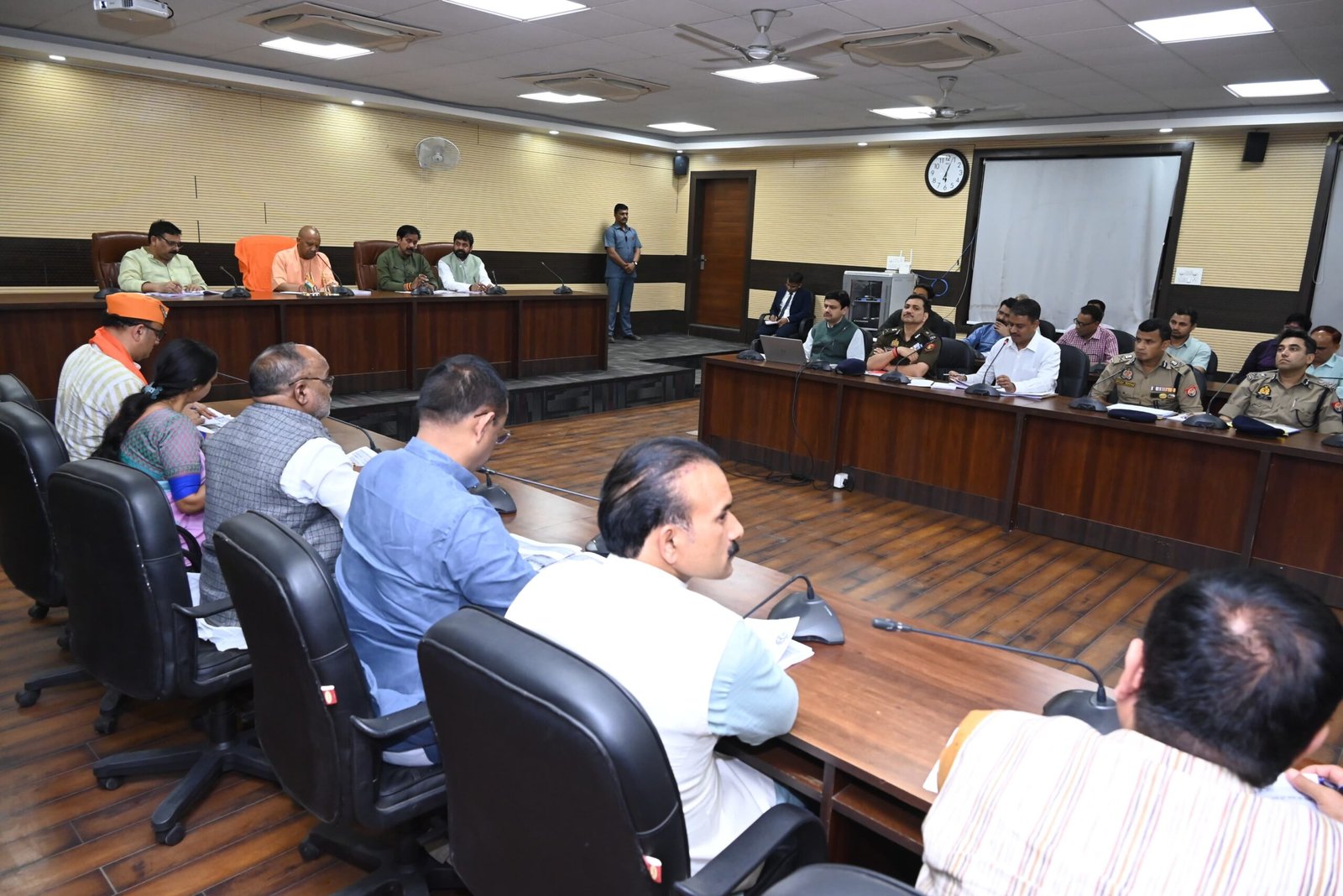 मुख्यमंत्री ने विकास कार्यों एवं कानून व्यवस्था की समीक्षा की, अधिकारियों को दिए आवश्यक दिशा निर्देश