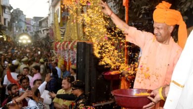 रथ पर सवार गोरक्षपीठाधीश्वर करते हैं रंगभरी होलिकोत्सव शोभायात्रा की अगुवाई