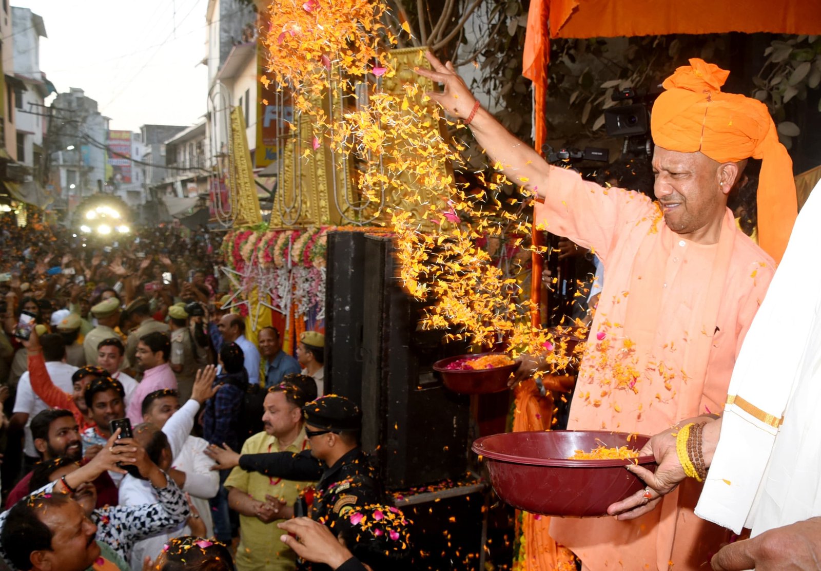 रथ पर सवार गोरक्षपीठाधीश्वर करते हैं रंगभरी होलिकोत्सव शोभायात्रा की अगुवाई