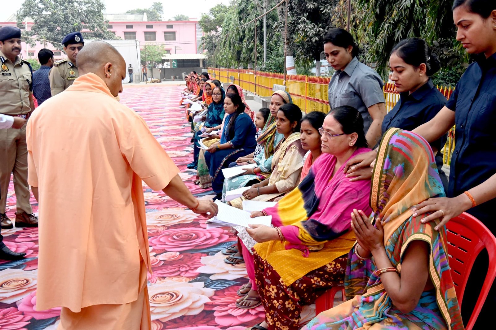इलाज के लिए पहुंचे लोगों को दिलाया विश्वास, पैसे की कमी से नही रुकेगा इलाज : सीएम योगी