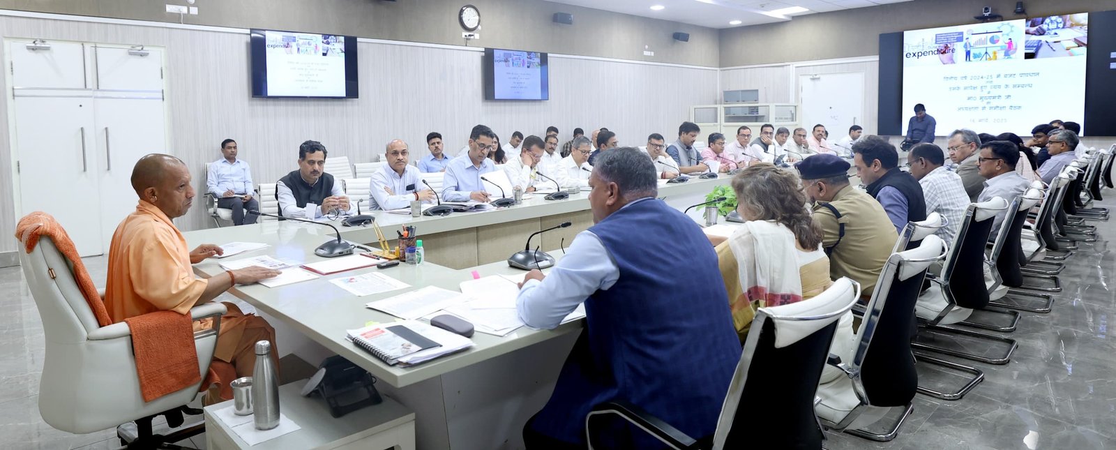 वन ट्रिलियन डॉलर इकॉनमी के लिए जारी प्रयासों और परिणामों की मुख्यमंत्री ने की समीक्षा, कहा लक्ष्य बड़ा, हर विभाग को निभानी होगी जिम्मेदारी