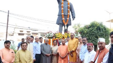 पूर्व मुख्यमंत्री हेमवती नंदन बहुगुणा की पुण्यतिथि पर योजना भवन में आयोजित श्रद्धांजलि सभा में शामिल हुए सीएम योगी