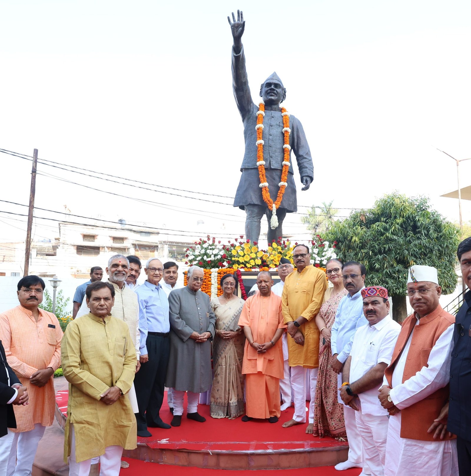 पूर्व मुख्यमंत्री हेमवती नंदन बहुगुणा की पुण्यतिथि पर योजना भवन में आयोजित श्रद्धांजलि सभा में शामिल हुए सीएम योगी