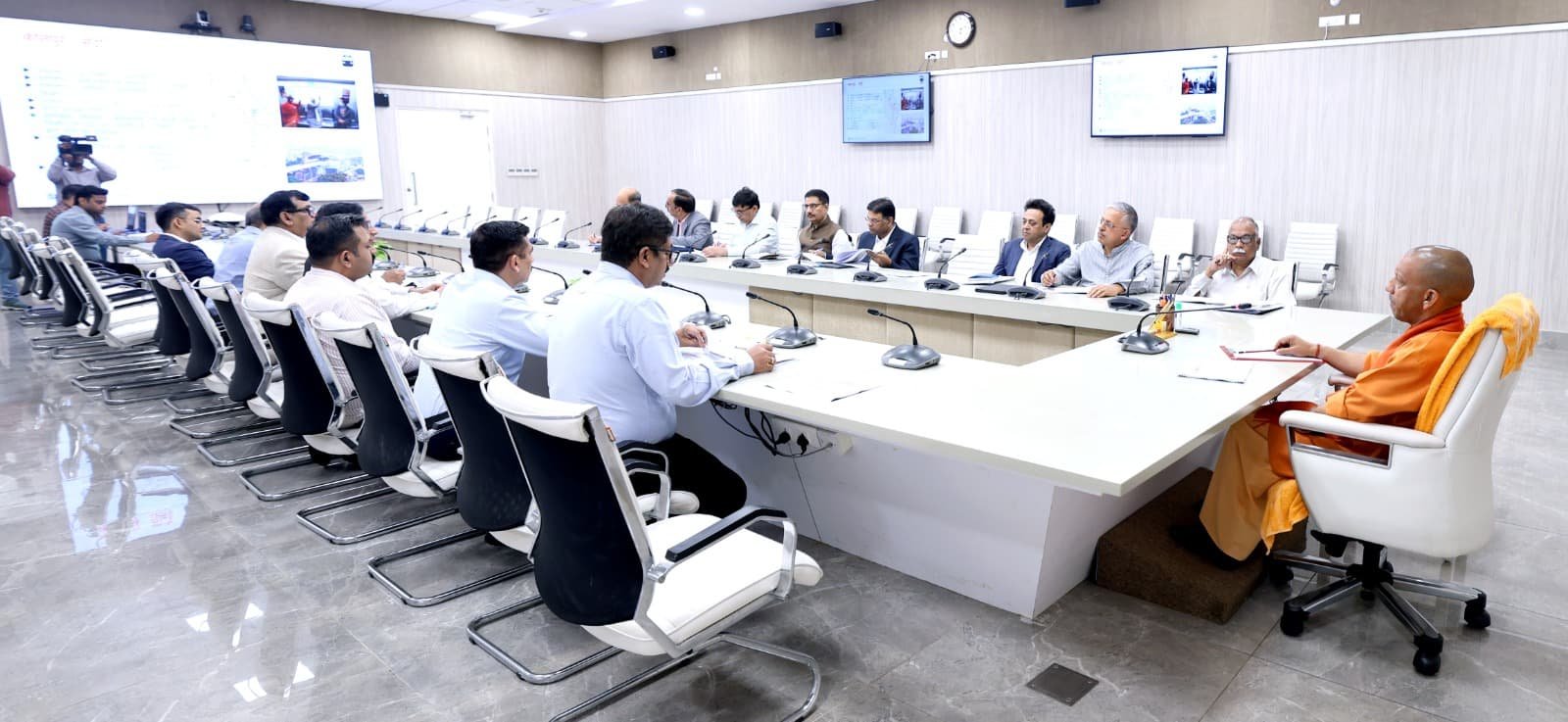 नई टाउनशिप्स की स्थापना, होटलों व अस्पतालों के विकास के लिए भूखंडों की उपलब्धता सुनिश्चित करायें: मुख्यमंत्री