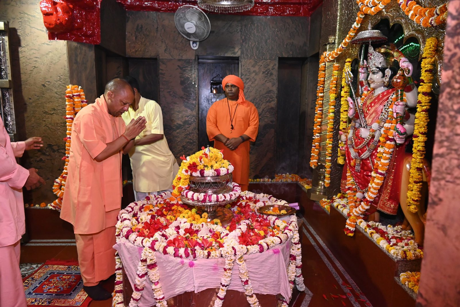 मुख्यमंत्री ने किए मां पाटेश्वरी के दर्शन