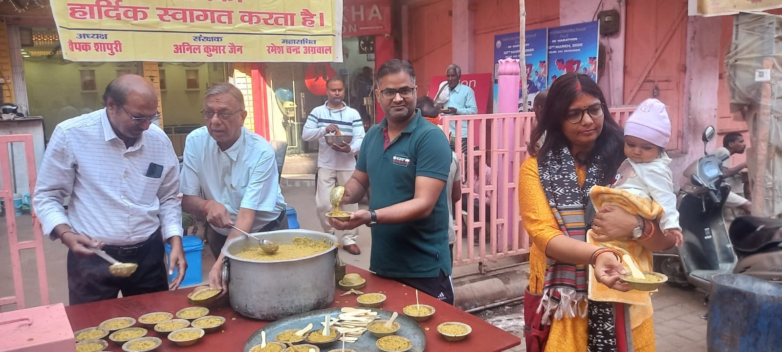 संकल्प अन्नक्षेत्र ने संकटमोचन को भोग लगाकर श्रद्धालुओं में किया प्रसाद वितरण