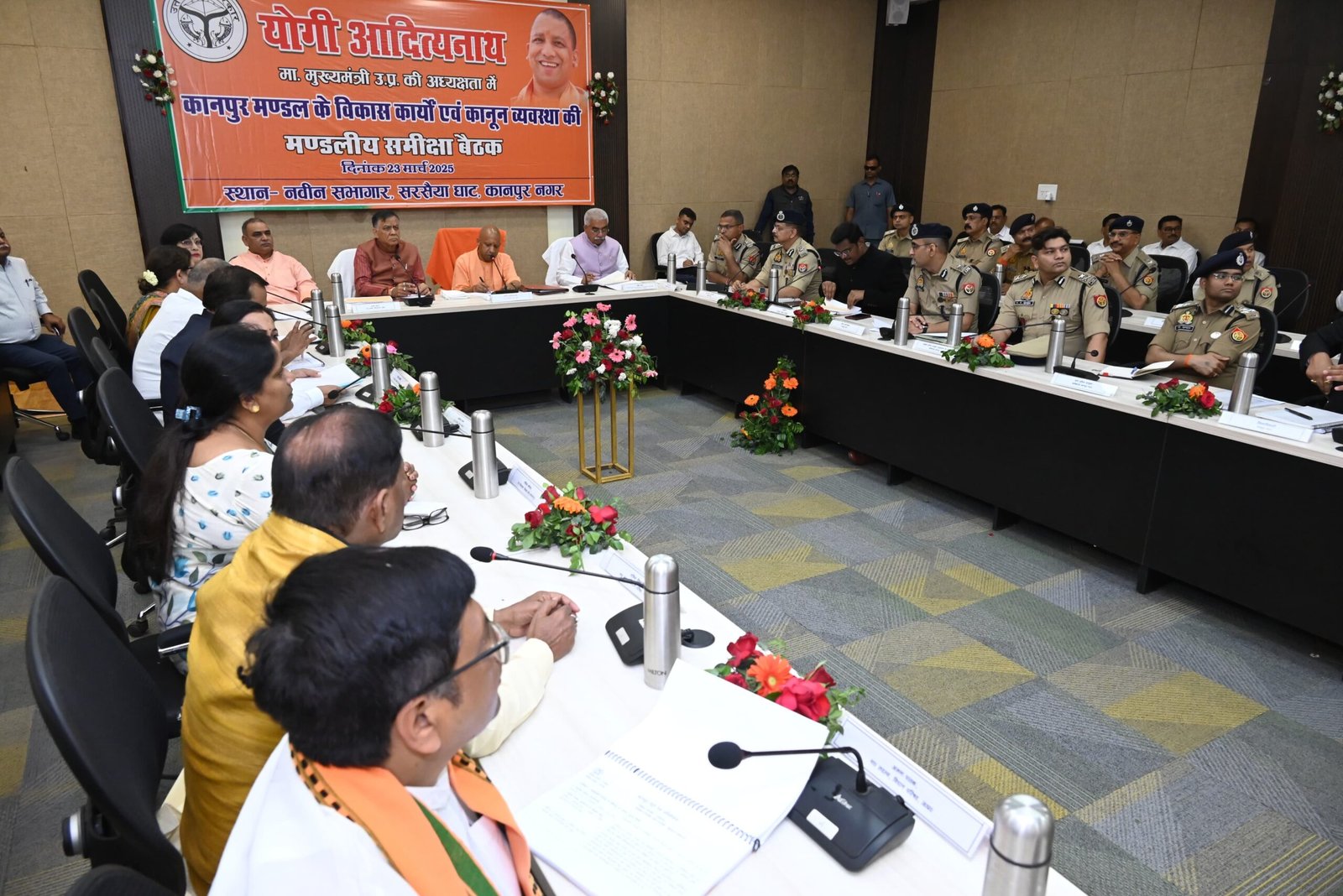 कानपुर मंडल में विकास और कानून-व्यवस्था पर मुख्यमंत्री योगी ने की समीक्षा बैठक, जनप्रतिनिधियों की क्षेत्रीय समस्याओं का भी किया गौर