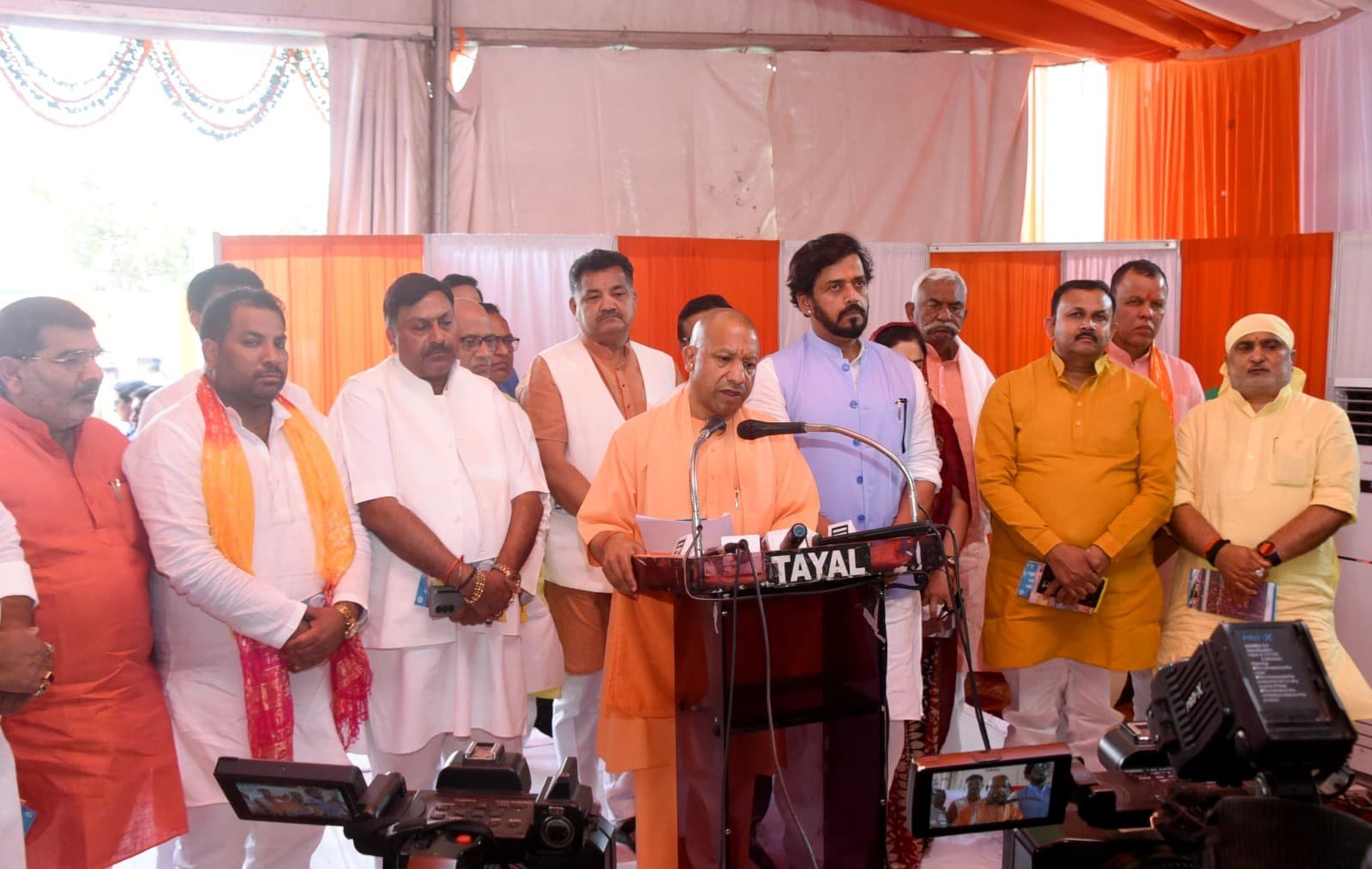 प्रदेश सरकार के आठ वर्ष पूर्ण होने पर गोरखपुर में सीएम योगी ने की मीडियाकर्मियों से बातचीत