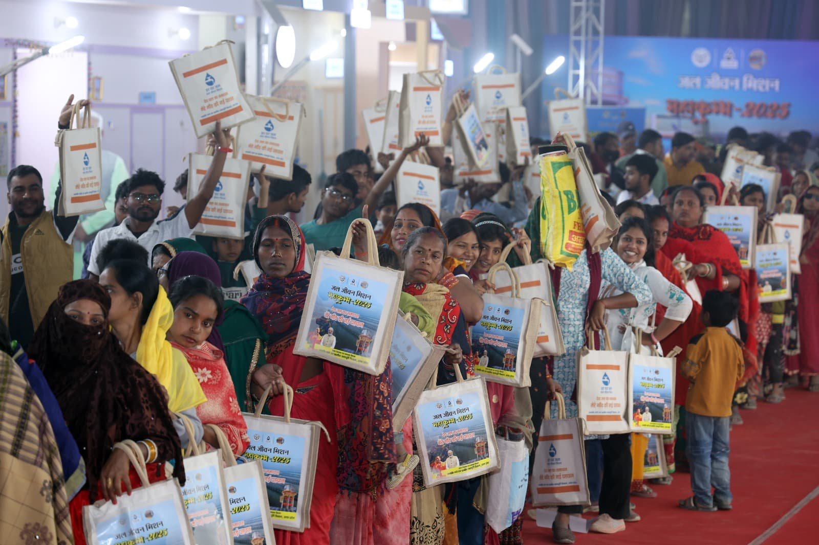 योगी सरकार ने बसाया था स्वच्छ सुजल गांव, गांव में आए 30 लाख लोगों ने देखी 'बदले यूपी की विकास गाथा'