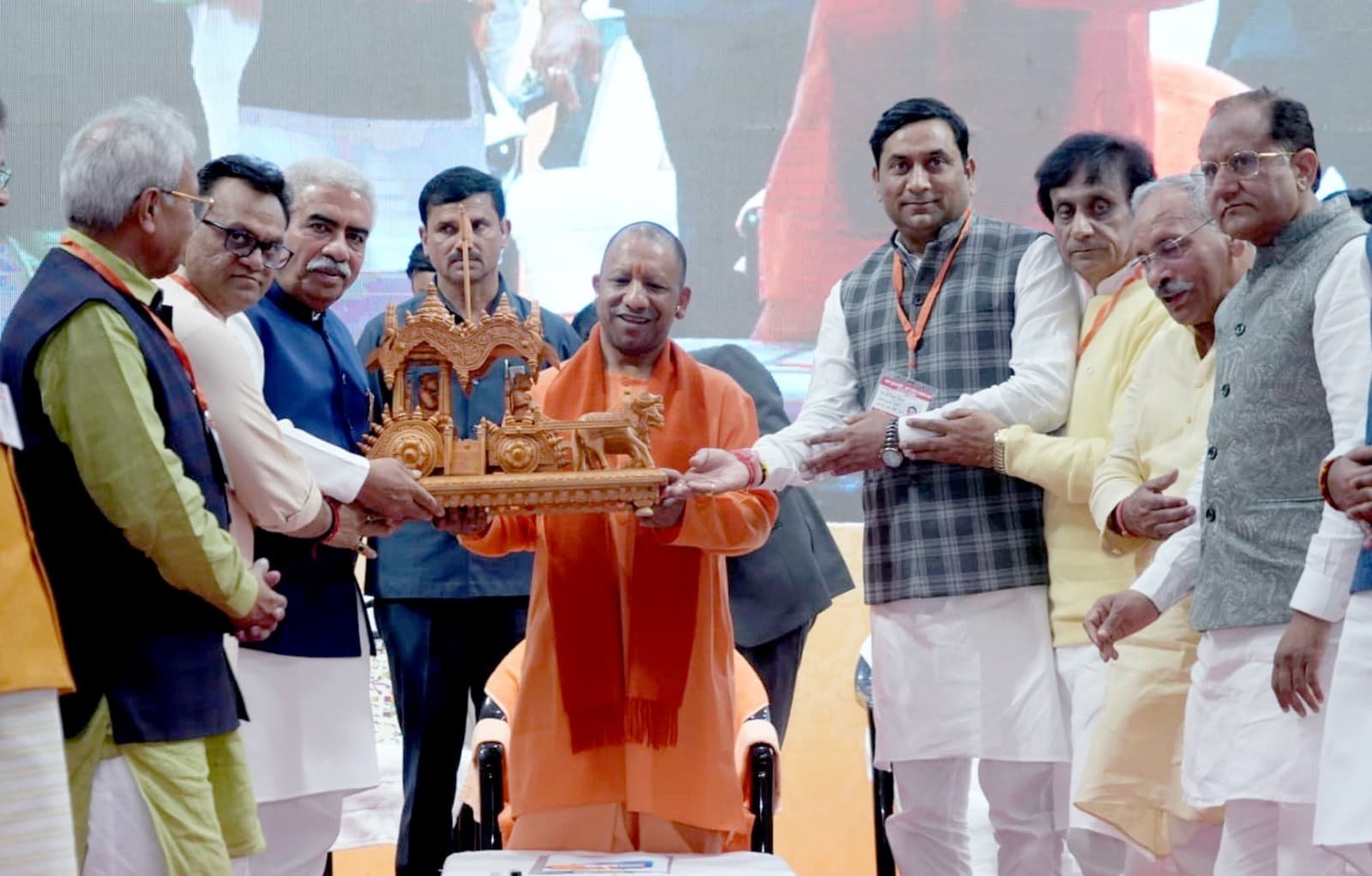मेरठ में युवा उद्यमी विकास अभियान के अंतर्गत 1070 युवाओं को ₹48 करोड़ के ऋण वितरण कार्यक्रम में शामिल हुए सीएम योगी