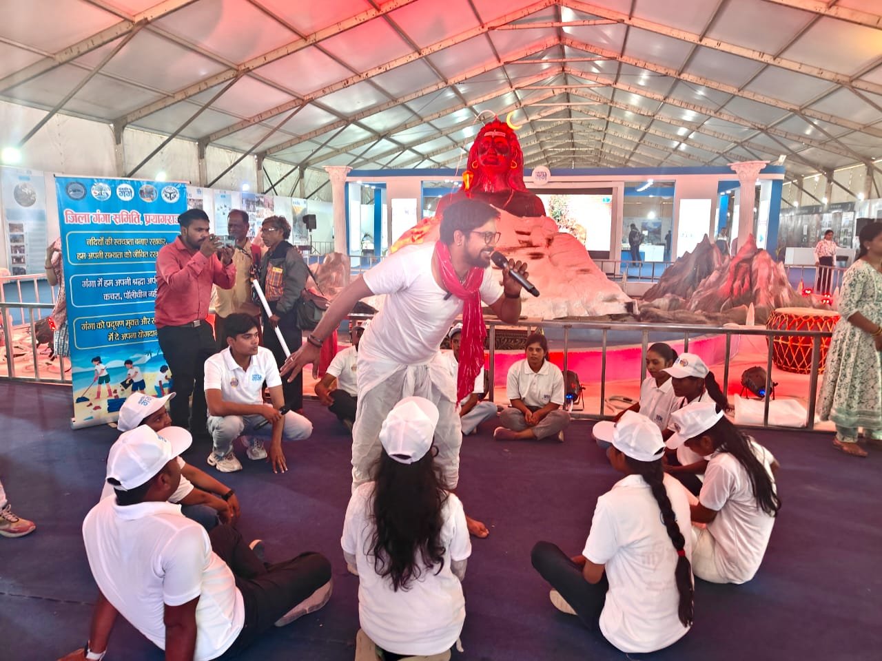 दो हजार से ज्यादा जिला गंगा समिति, गंगा टास्क फोर्स, भारत स्काउट गाइड, गंगा विचार मंच के लोग अभियान में जुटे