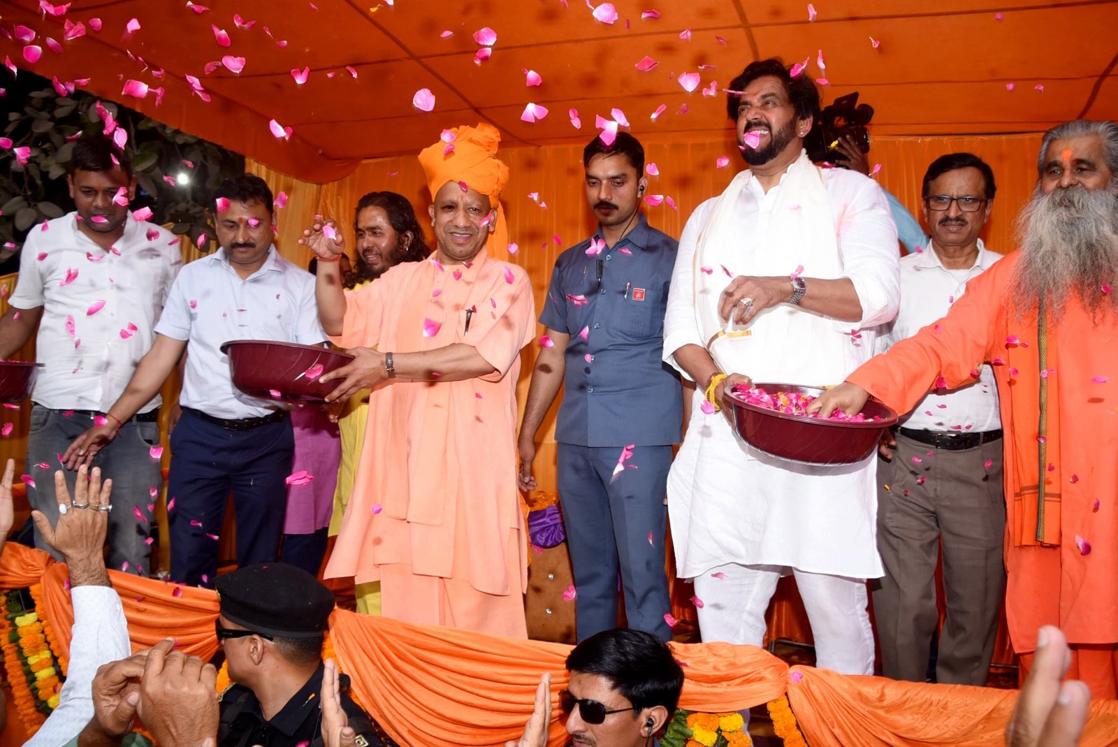 होलिकादहन पर पांडेयहाता की भक्त प्रहलाद शोभायात्रा में शामिल हुए सीएम योगी, उतारी भक्त प्रहलाद की आरती