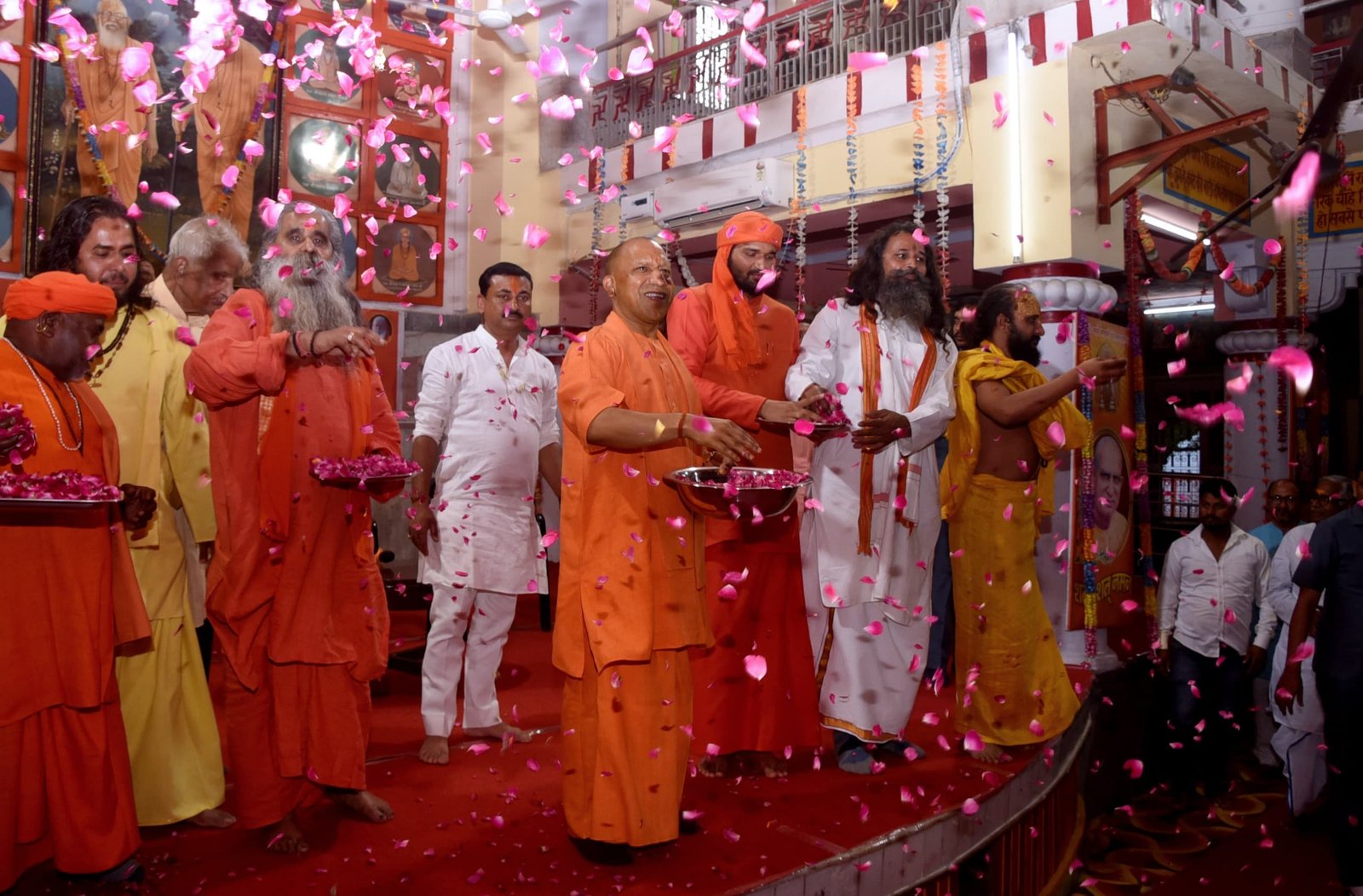 शुक्रवार अपराह्न से शाम तक गोरखनाथ मंदिर में होली मिलन का हुआ आयोजन