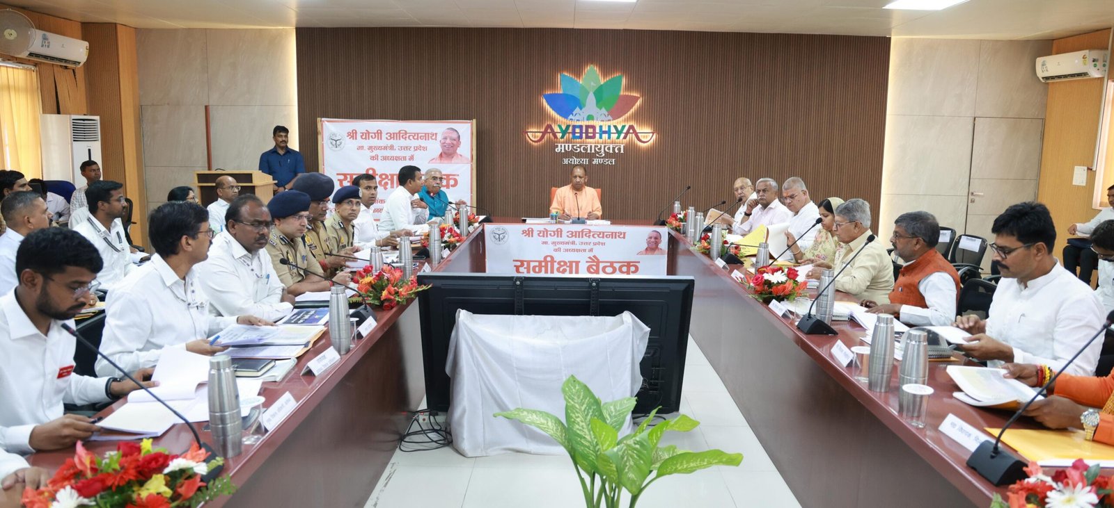 मुख्यमंत्री योगी आदित्यनाथ ने अयोध्या मंडल के विकास कार्यों, कानून व्यवस्था व श्रीराम नवमी/श्री राम जन्मोत्सव की तैयारियों के संबंध में की समीक्षा बैठक