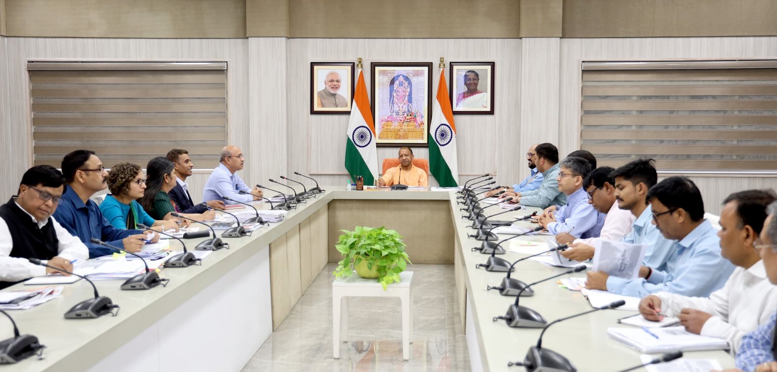 मुख्यमंत्री योगी आदित्यनाथ जी ने बेसिक शिक्षा विभाग के अधिकारियों के साथ की समीक्षा बैठक