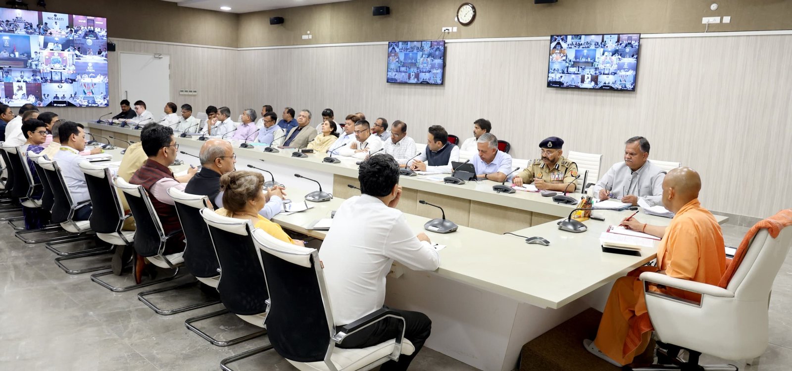 मुख्यमंत्री योगी आदित्यनाथ ने आगामी पर्व-त्योहारों को लेकर कानून व्यवस्था के संबंध में की बैठक, वीडियो कॉन्फ्रेंसिंग के माध्यम से जननपदीय अधिकारियों को भी दिए दिशा-निर्देश