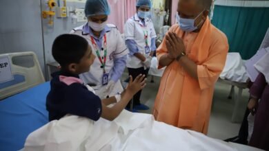 मुख्यमंत्री ने फूड प्वाइजनिंग से प्रभावित बच्चों से की मुलाकात, जाना हालचाल