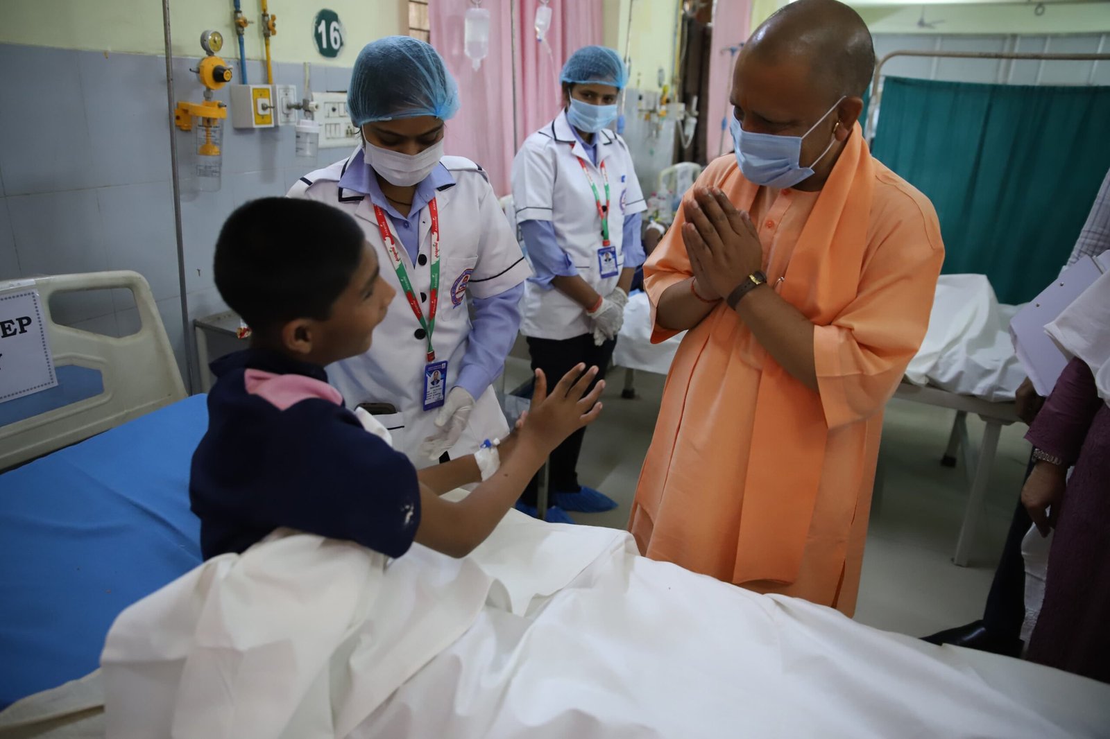 मुख्यमंत्री ने फूड प्वाइजनिंग से प्रभावित बच्चों से की मुलाकात, जाना हालचाल