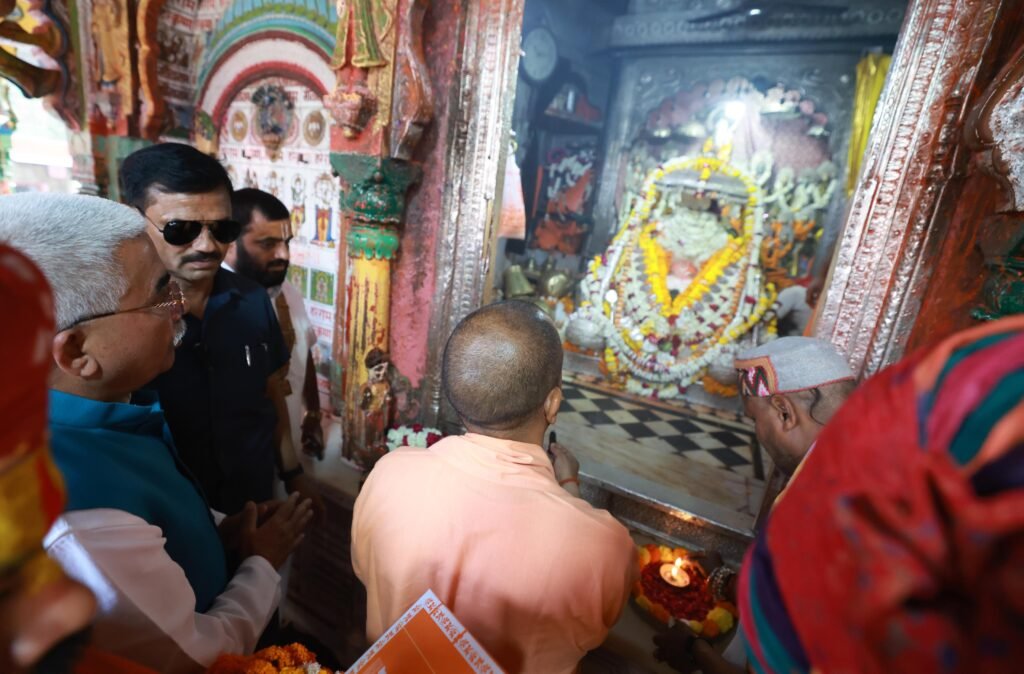 मुख्यमंत्री योगी आदित्यनाथ ने शुक्रवार को दर्शन-पूजन से किया अयोध्या दौरे का आगाज