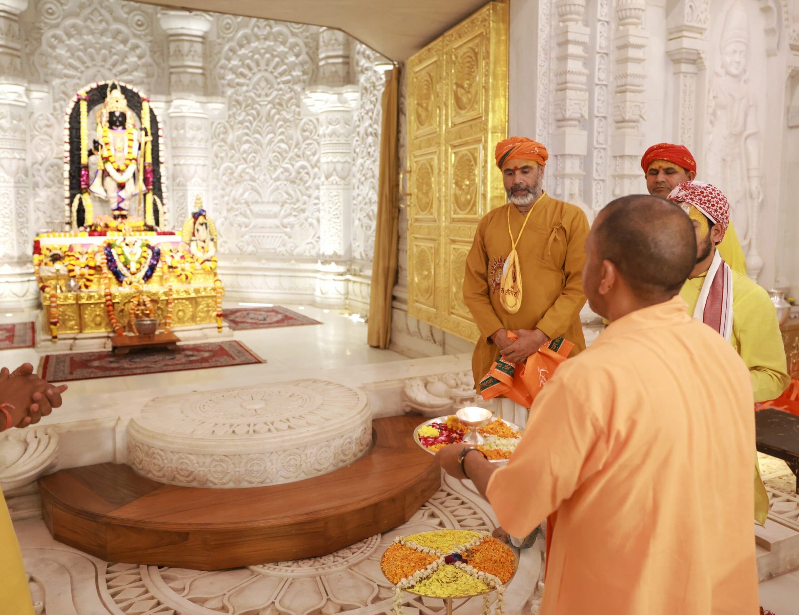 मुख्यमंत्री योगी आदित्यनाथ ने शुक्रवार को दर्शन-पूजन से किया अयोध्या दौरे का आगाज