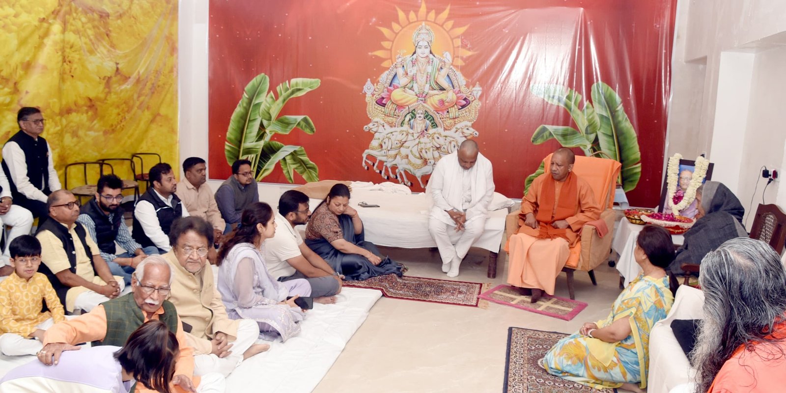 रेवती रमण दास के घर पहुंचे सीएम योगी, दी श्रद्धांजलि
