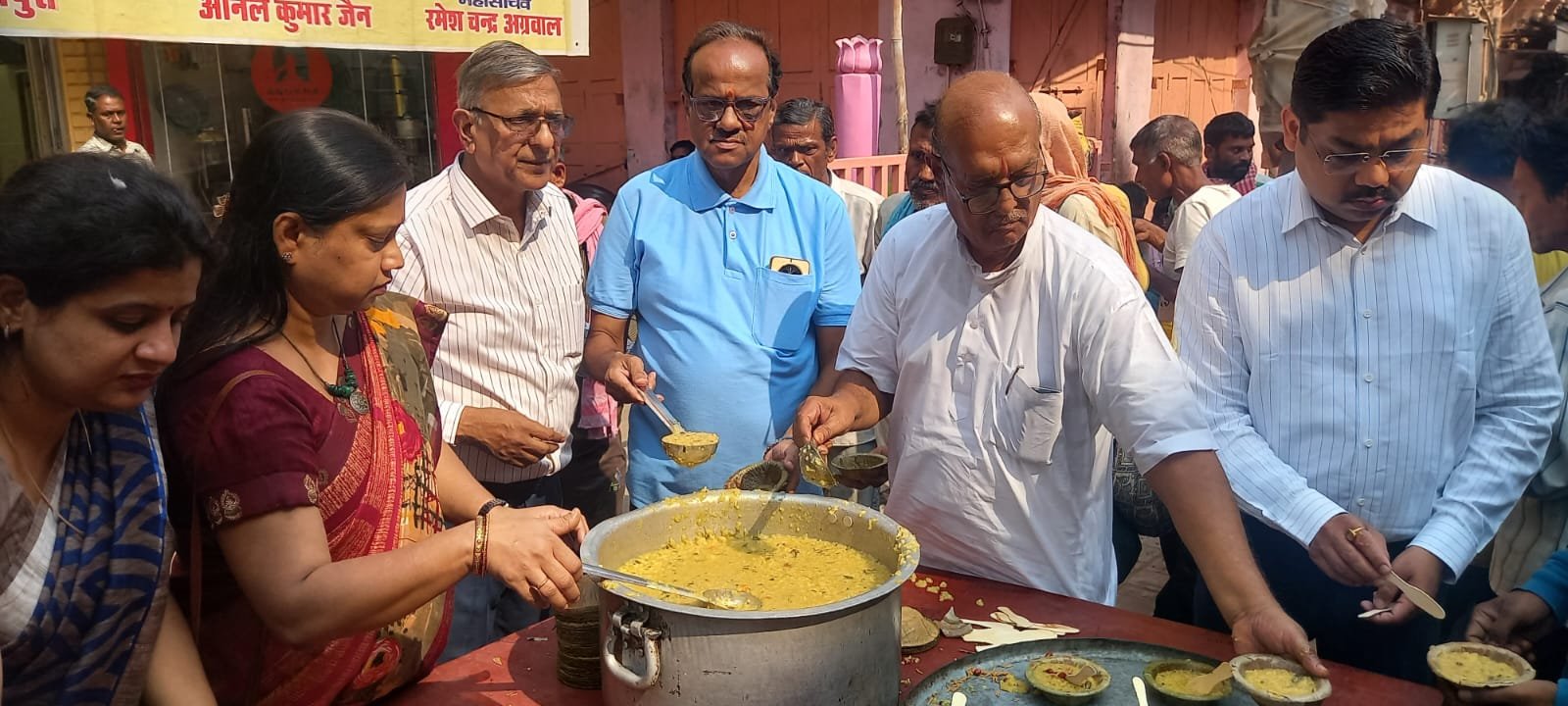 श्री हनुमान जयंती के अवसर पर संकल्प अन्नक्षेत्र द्वारा श्रद्धालुओं में किया गया प्रसाद वितरण