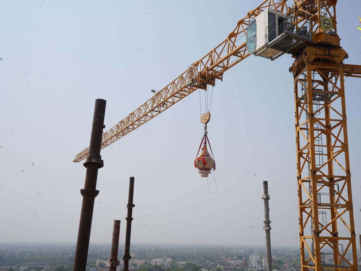 राम मंदिर के मुख्य शिखर पर कलश स्थापित, मुख्यमंत्री योगी ने जताई प्रसन्नता