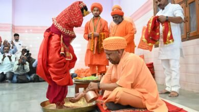 चैत्र नवरात्र की नवमी तिथि पर नौ दुर्गा स्वरूपा कुंवारी कन्याओं के पांव पखारे सीएम योगी ने